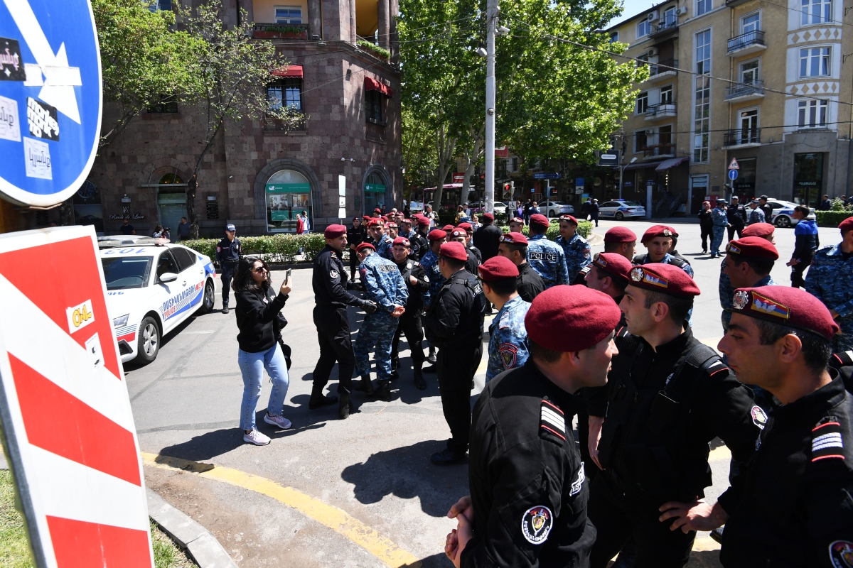 Ermənistan hökumət binası yaxınlığında polis və etirazçılar arasında qarşıdurma olub