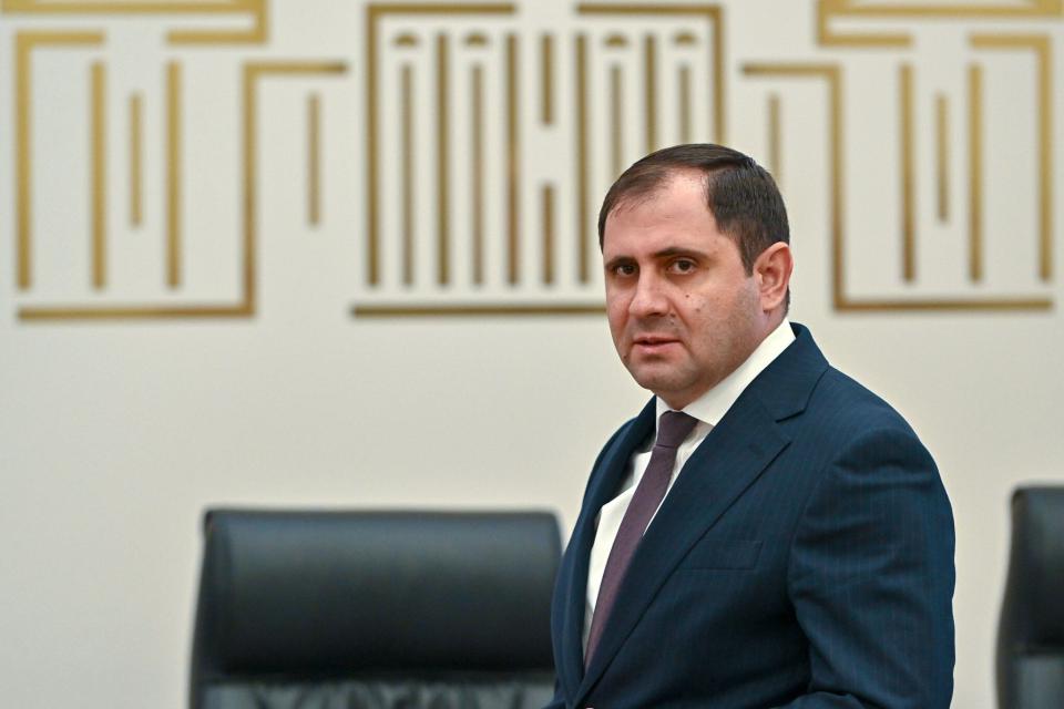 Ermənistanın müdafiə naziri Çinə səfər edib