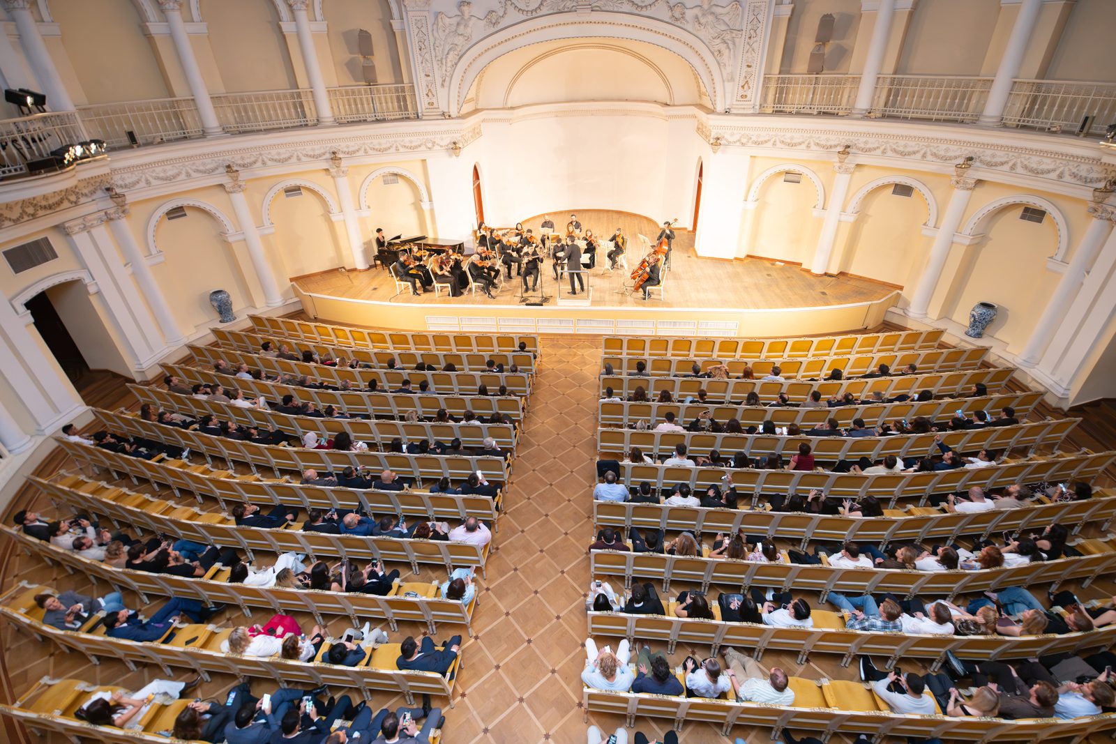 EYBA-nın payız konfransının iştirakçıları Dövlət Akademik Filarmoniyasında konsert proqramında iştirak ediblər