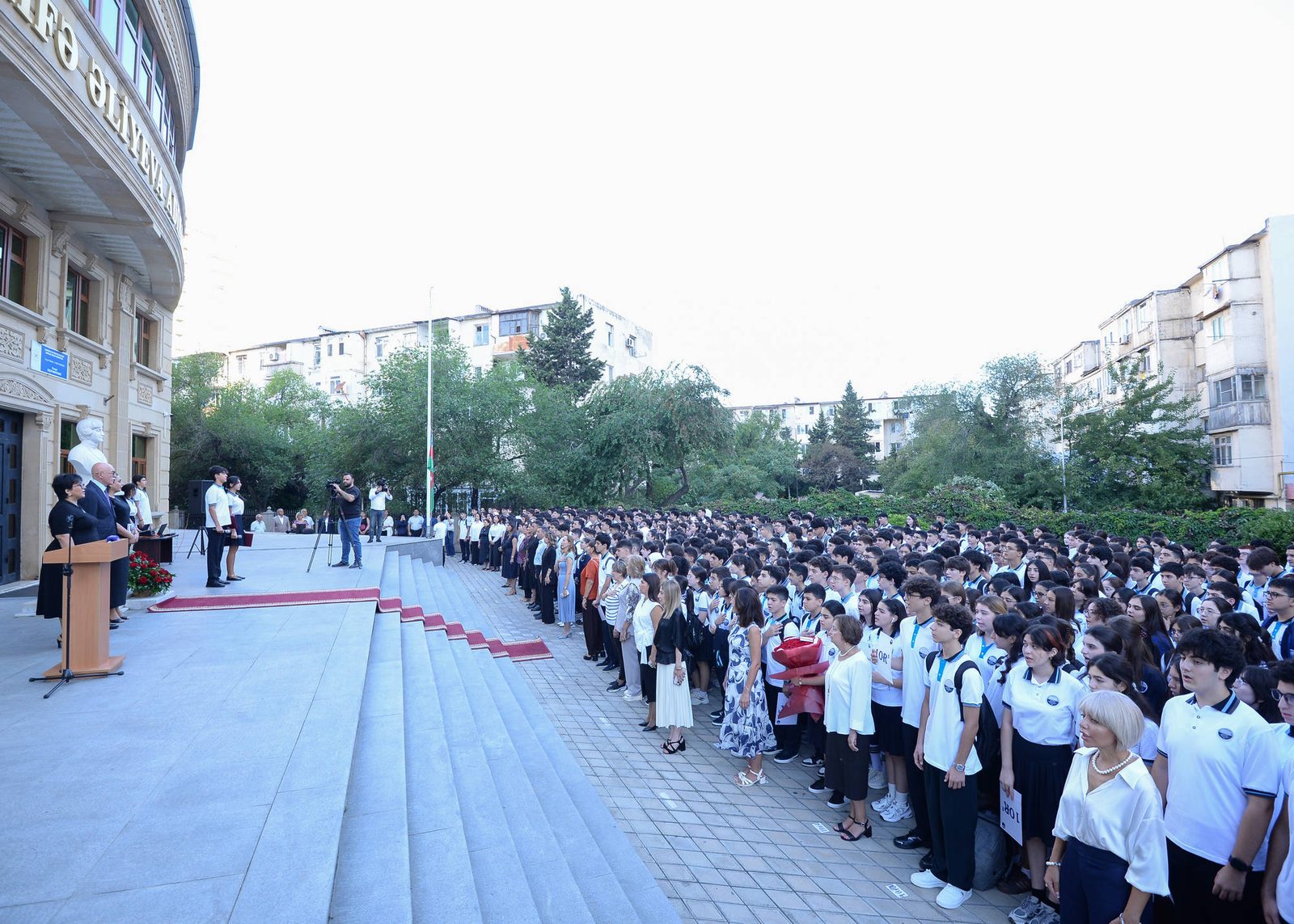 Firudin Qurbanov akademik Zərifə Əliyeva adına liseydə Bilik Günü tədbirində iştirak edib
