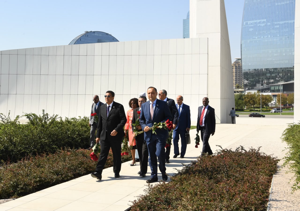 Pan-Afrika Parlamentinin prezidenti Fəxri xiyabanı və Zəfər parkını ziyarət edib