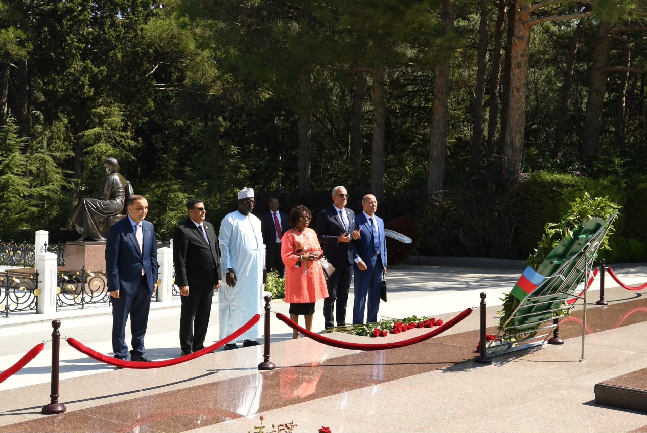 Pan-Afrika Parlamentinin prezidenti Fəxri xiyabanı və Zəfər parkını ziyarət edib