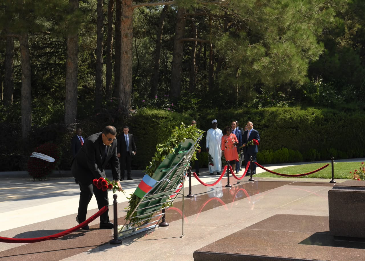 Pan-Afrika Parlamentinin prezidenti Fəxri xiyabanı və Zəfər parkını ziyarət edib