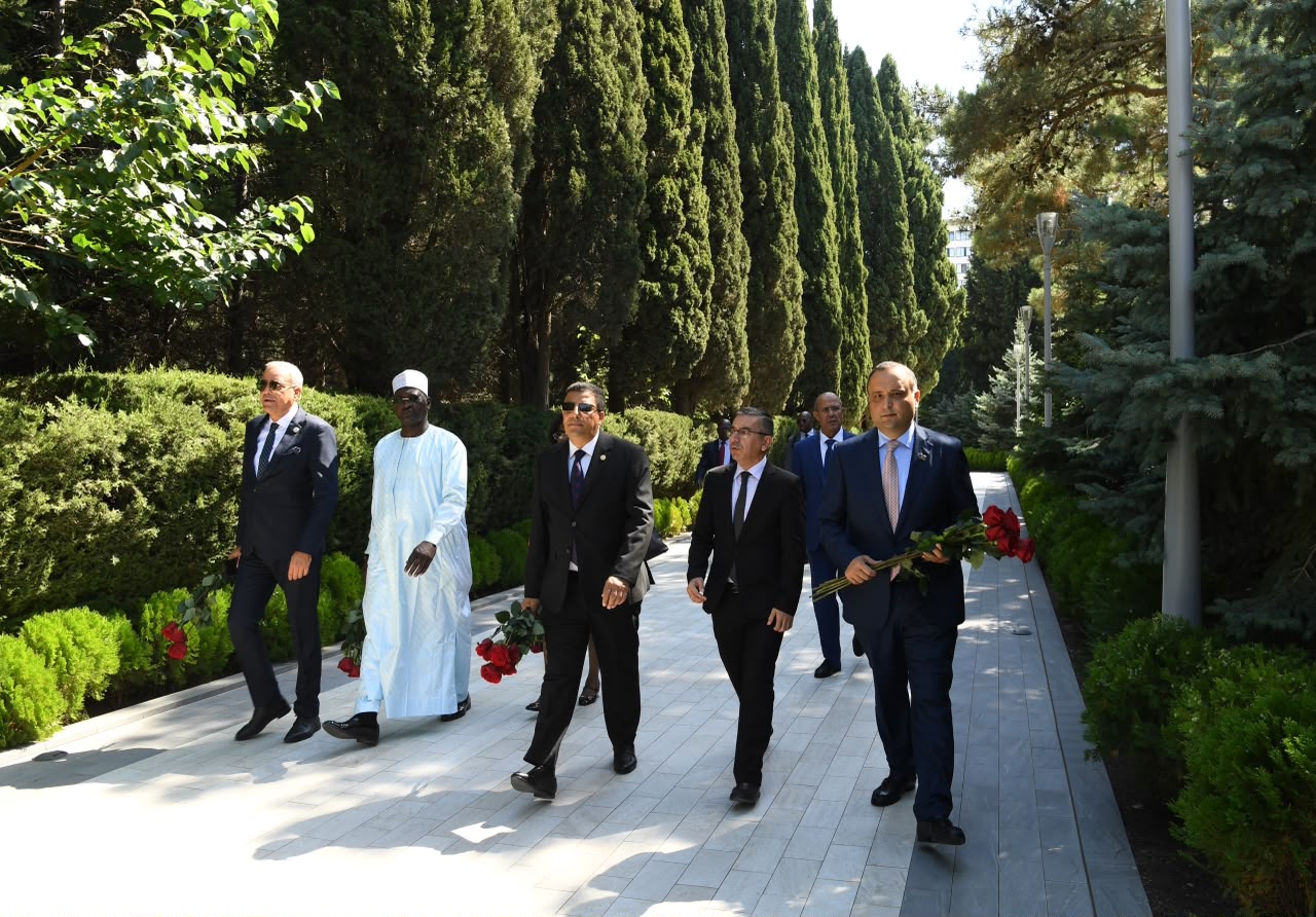 Pan-Afrika Parlamentinin prezidenti Fəxri xiyabanı və Zəfər parkını ziyarət edib