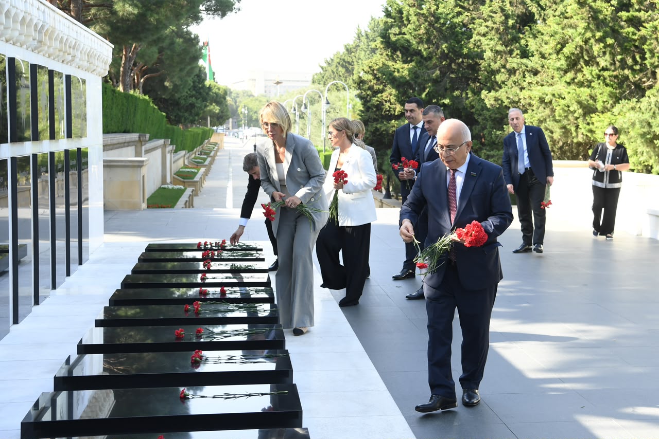 Gürcüstan parlament nümayəndə heyəti Fəxri xiyabanı və Şəhidlər xiyabanını ziyarət edib