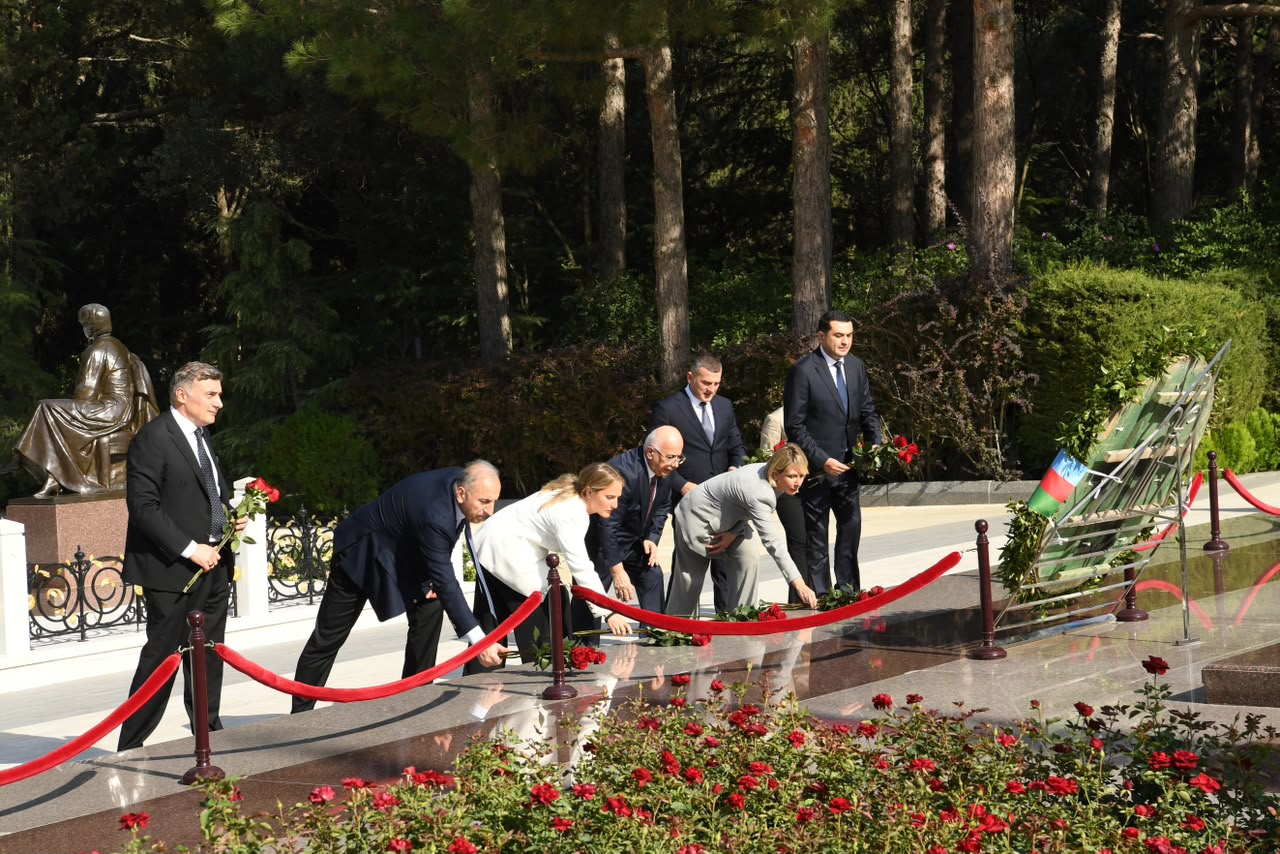 Gürcüstan parlament nümayəndə heyəti Fəxri xiyabanı və Şəhidlər xiyabanını ziyarət edib