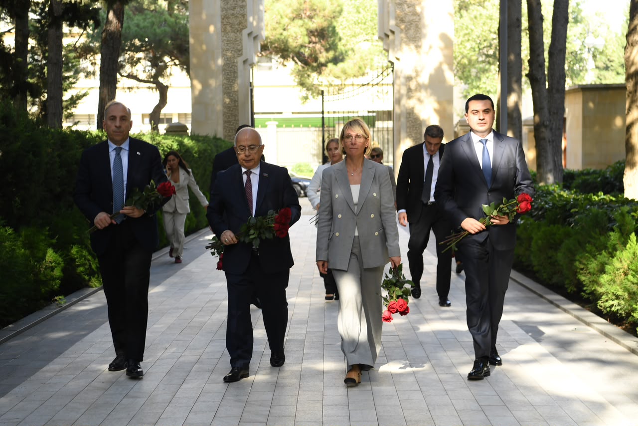 Gürcüstan parlament nümayəndə heyəti Fəxri xiyabanı və Şəhidlər xiyabanını ziyarət edib