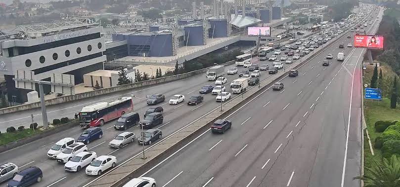 Bakının bəzi yollarında nəqliyyatın sıxlığı müşahidə olunur