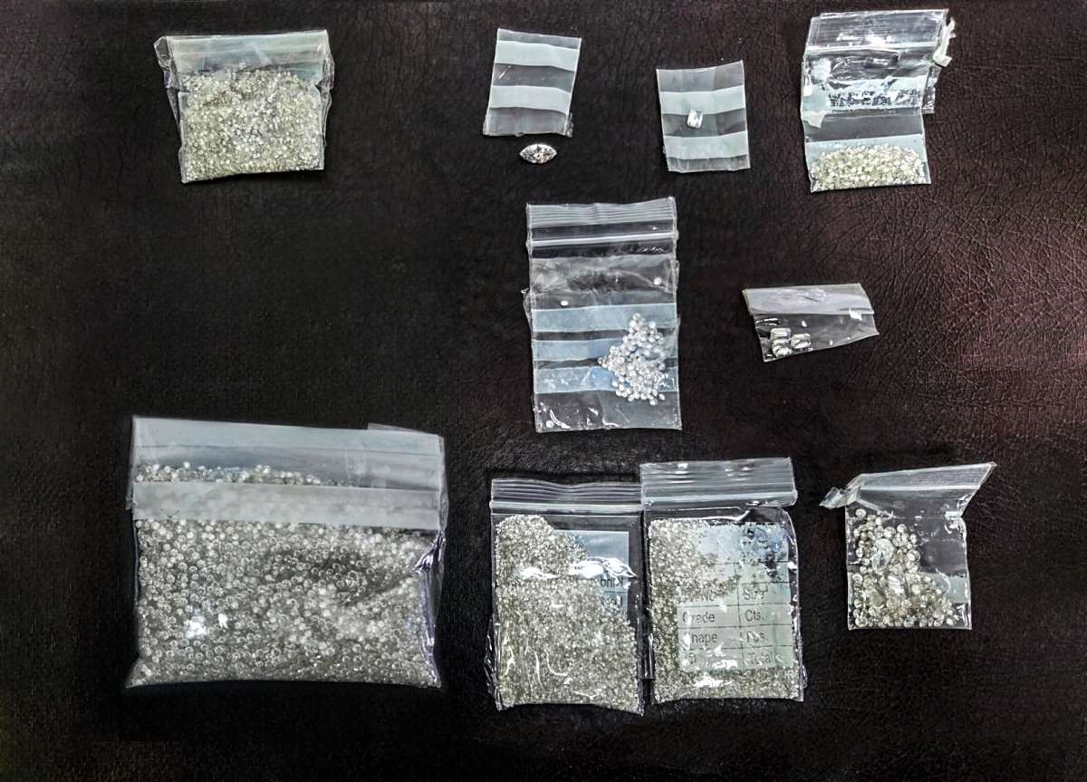 Gömrük nəzarətindən gizlədilən brilyant qaşlar aşkar edilib