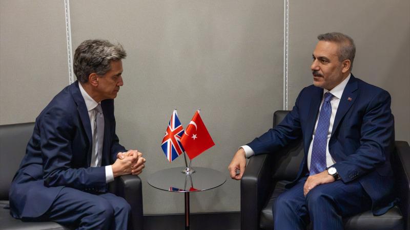 Hakan Fidan britaniyalı həmkarı ilə görüşüb