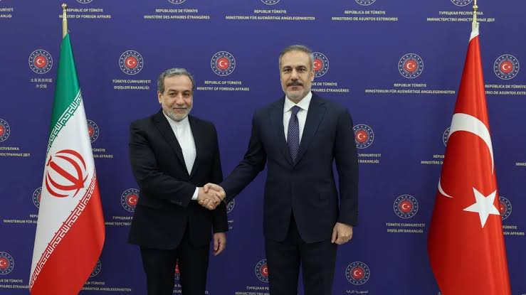 Hakan Fidan həmkarı ilə regiondakı vəziyyəti müzakirə edib