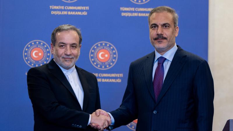Hakan Fidan iranlı həmkarı ilə telefon danışığı aparıb