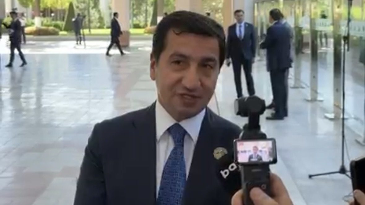 Hikmət Hacıyev Özbəkistanda yerli media nümayəndələri ilə söhbət edib