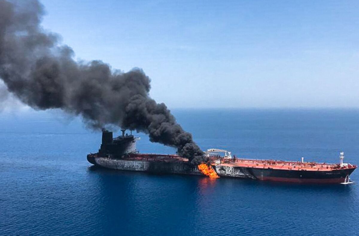 Hörmüz boğazında 2 milyon barel neft daşıyan supertanker partlayıb