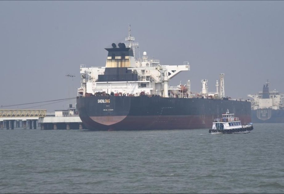 Hörmüz boğazında tanker minaya düşüb
