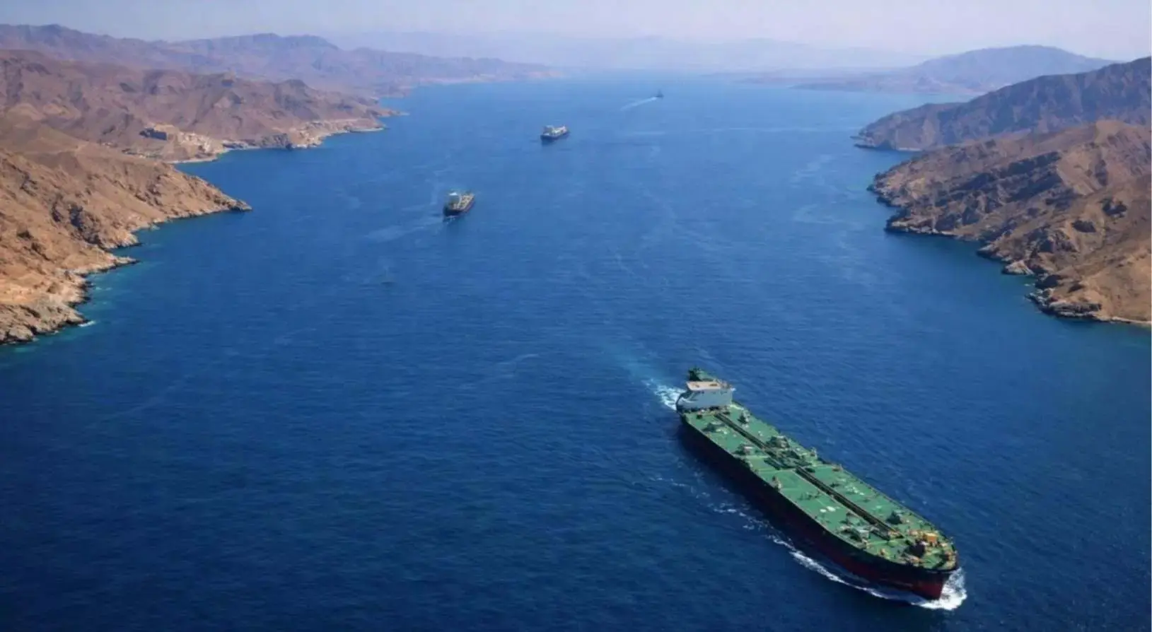 Hörmüz boğazında tanker və konteyner gəmisi atəşə tutulub