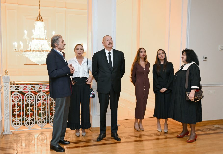 İlham Əliyev, birinci xanım Mehriban Əliyeva və ailə üzvləri “Mənim Abşeronum: Üstə gəl” adlı retrospektiv sərgi ilə tanış olublar