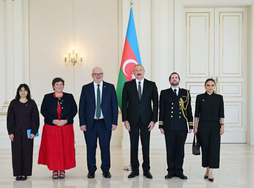 İlham Əliyev Britaniyanın yeni səfirinin etimadnaməsini qəbul edib