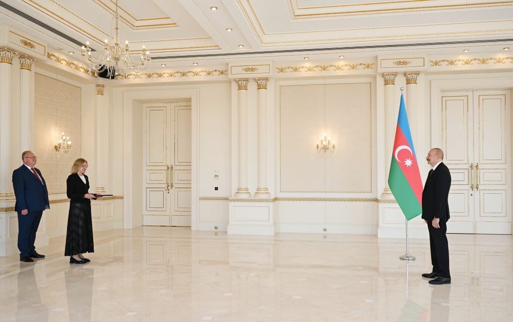 İlham Əliyev Estoniyanın Azərbaycanda yeni təyin olunmuş səfirini qəbul edib