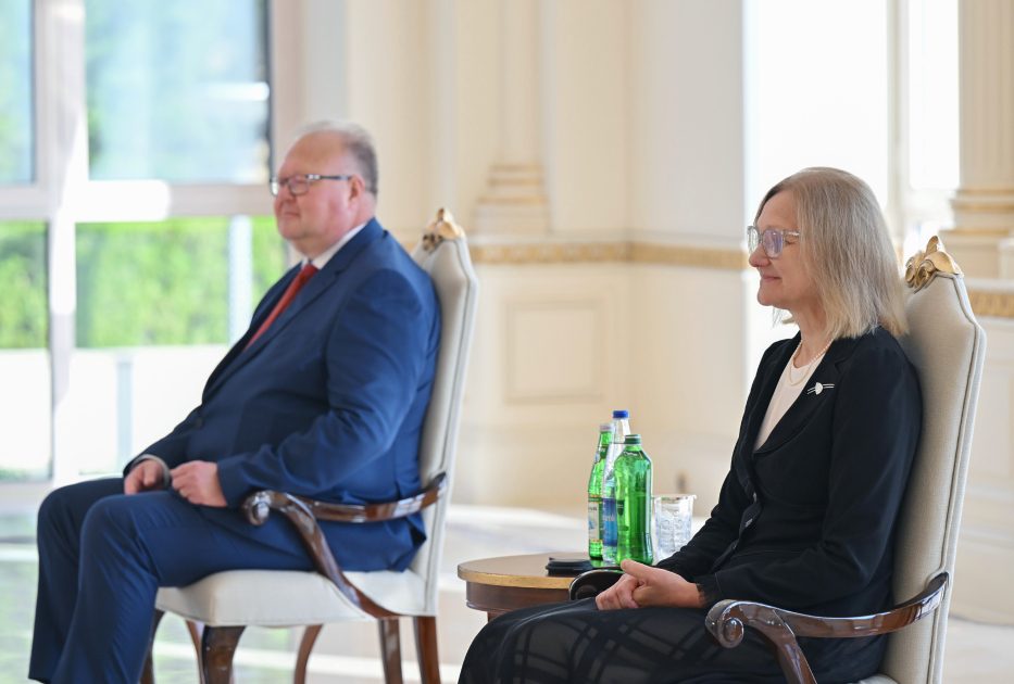 İlham Əliyev Estoniyanın Azərbaycanda yeni təyin olunmuş səfirini qəbul edib