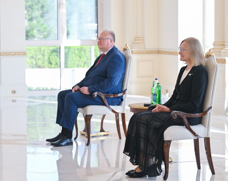 İlham Əliyev Estoniyanın Azərbaycanda yeni təyin olunmuş səfirini qəbul edib