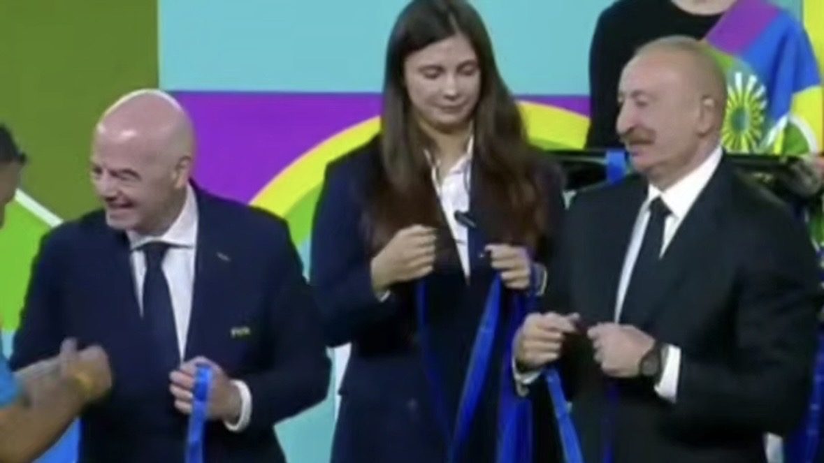 İlham Əliyev FİFA U-15 Dünya Çempionatının qalib komandasına mükafatları təqdim edib