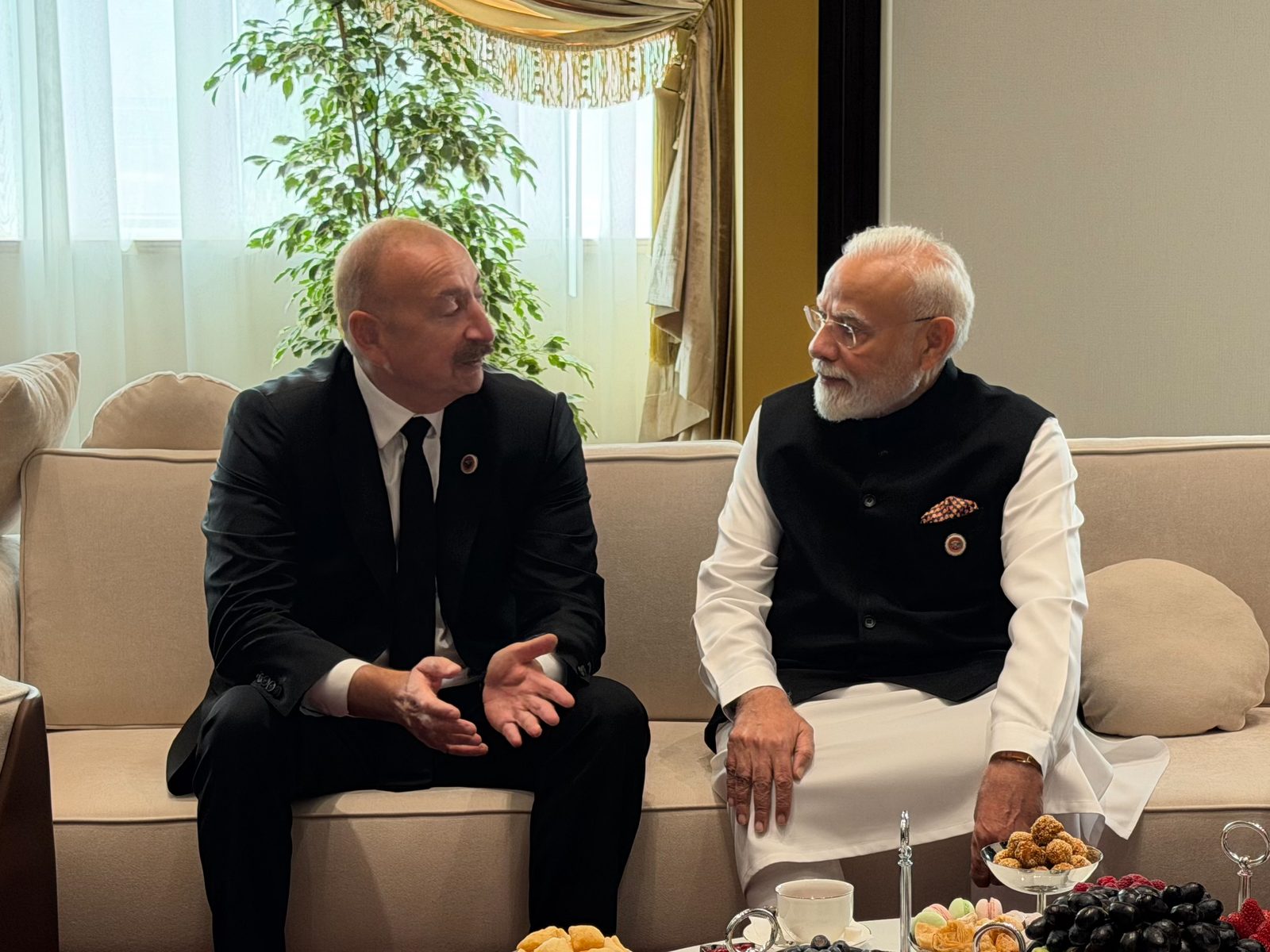 İlham Əliyev: Baş nazir Narendra Modi ilə ikitərəfli gündəliyimizə dair fikir mübadiləsi apardıq