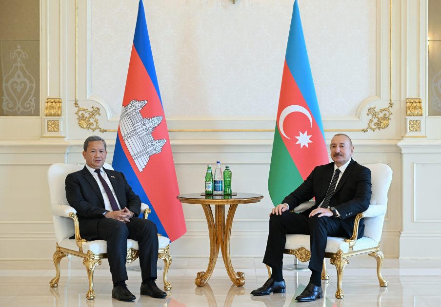  İlham Əliyevin Kambocanın Baş naziri ilə məhdud tərkibdə görüşü olub