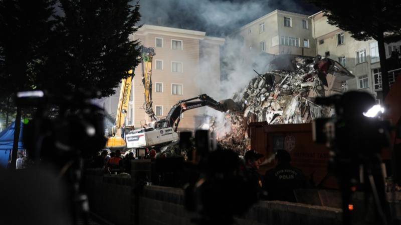 İstanbulda 7 mərtəbəli bina uçub