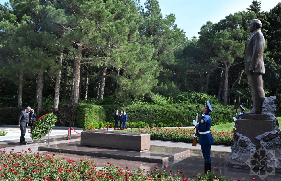 Kambocanın Baş naziri Fəxri xiyabanda Ümummilli Lider Heydər Əliyevin məzarını ziyarət edib