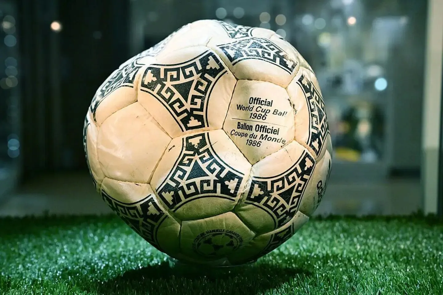 Maradonanın “Tanrının əli” topu 3,3 milyon dollara satıldı
