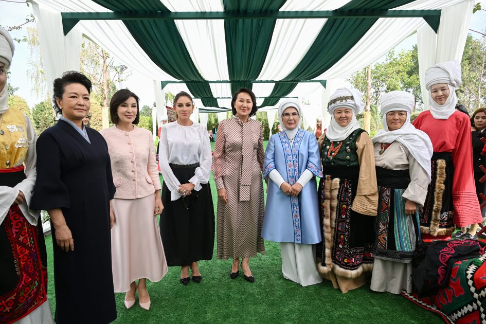 Mehriban Əliyeva Bişkekdə dekorativ-tətbiqi sənət ustalarının əl işlərindən ibarət sərgi ilə tanış olub