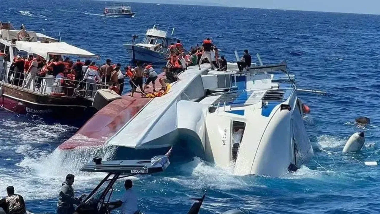 Mərmərə dənizində iki ticarət gəmisi toqquşub, 10 nəfər itkin düşüb 