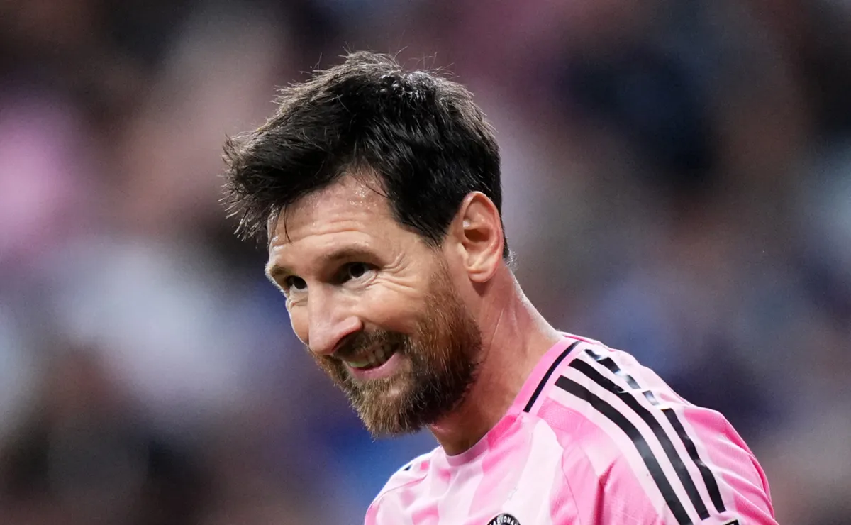 Messi scores 75th free-kick goal