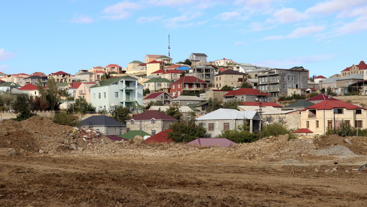 Mətin Eynullayev: Kommunikasiya xətlərinin üzərində tikilən evlərin sənədləşdirilməsi mümkün deyil