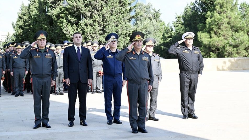 Müdafiə Nazirliyinin rəhbərliyi Şəhidlər xiyabanlarını və Zəfər parkını ziyarət edib