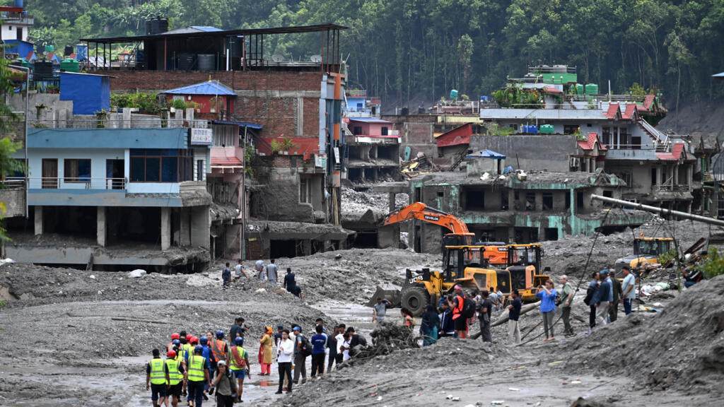 Nepalda daşqınlarda ölənlərin sayı 900 nəfəri ötüb