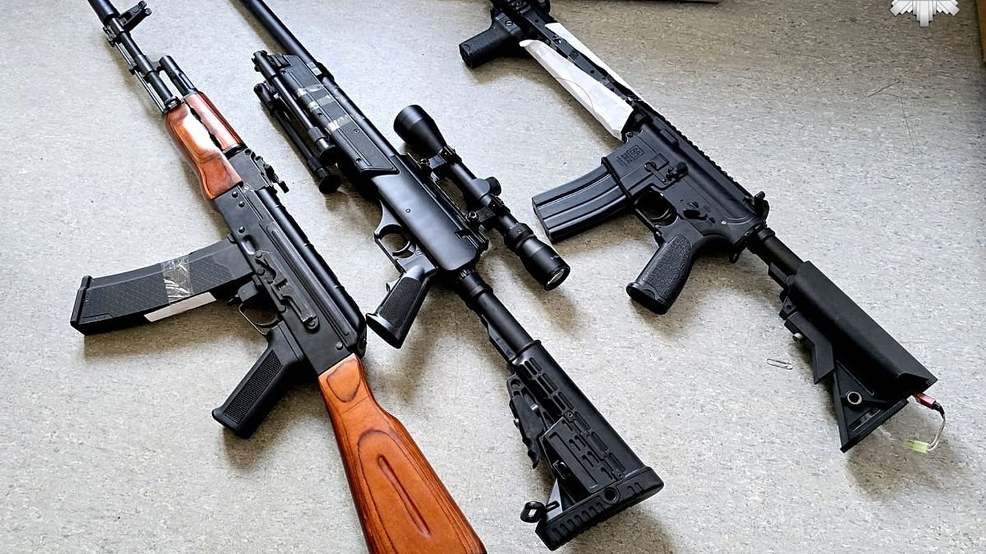 Ötən gün 2 avtomat silahı, 6 tüfəng aşkarlanıb