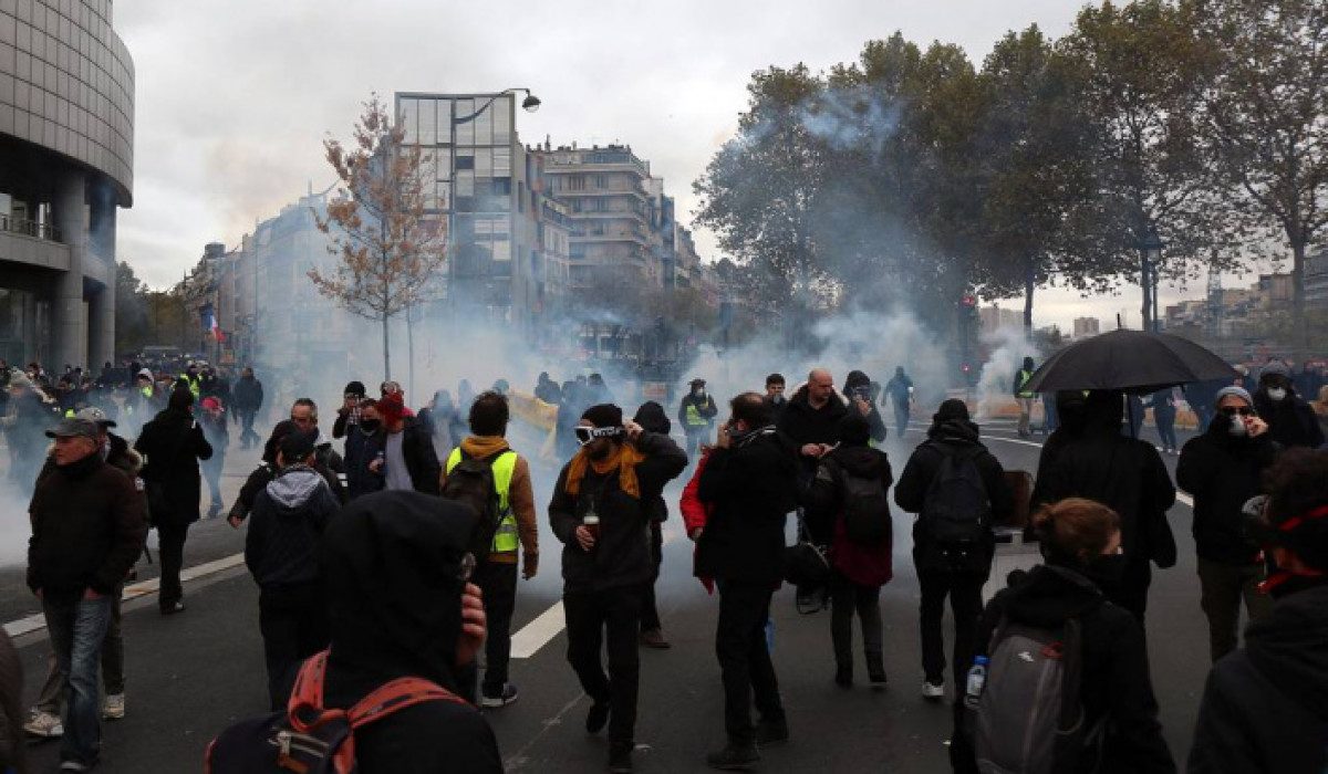 Parisdə qarşıdurmalardan sonra 300-dən çox şəxs məhkəməyə çıxarılıb