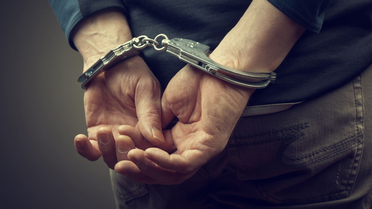 Polis mənzil almaq adı ilə dələduzluq edən şəxsi saxlayıb