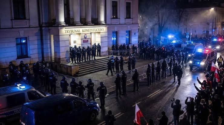 Polşada müxalifət ölkədə dövlət çevrilişi olduğunu iddia edib