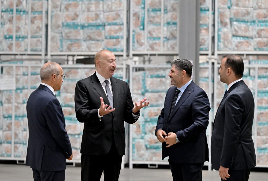 Prezident Qaradağ rayonunda kağız və gigiyenik məhsulların istehsalı müəssisəsinin açılışında iştirak edib