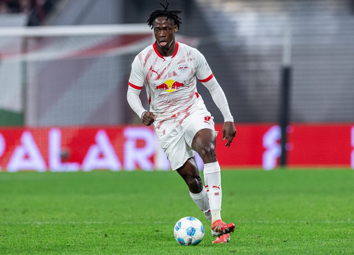 "Qalatasaray" Bundesliqadan müdafiəçi transfer edir