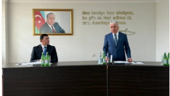 Qaradağ Rayon İcra Hakimiyyətinin başçısı kollektivə təqdim olunub