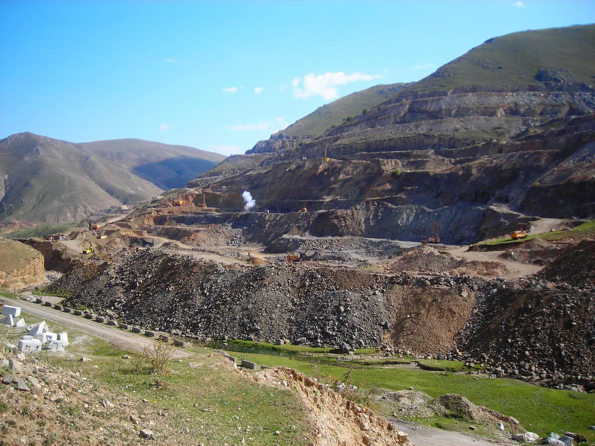 Qeyri-neft sənayesində yeni mərhələ: Dağ-mədən və metallurgiya potensialı necə reallaşacaq? - TƏHLİL