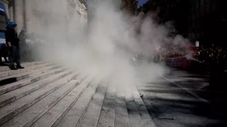 Romada məktəblilər Təhsil Nazirliyinə hücum edib
