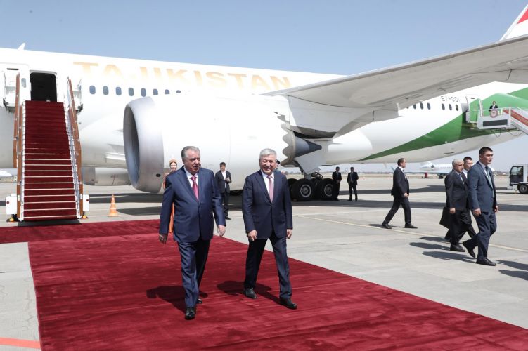 Tacikistan prezidenti Emoməli Rəhmon Qırğızıstana səfər edib