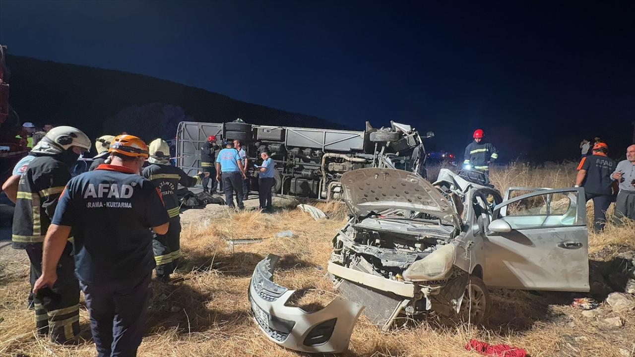 Türkiyədə mikroavtobus və minik avtomobili toqquşub: 3 nəfər ölüb, 17 nəfər yaralanıb