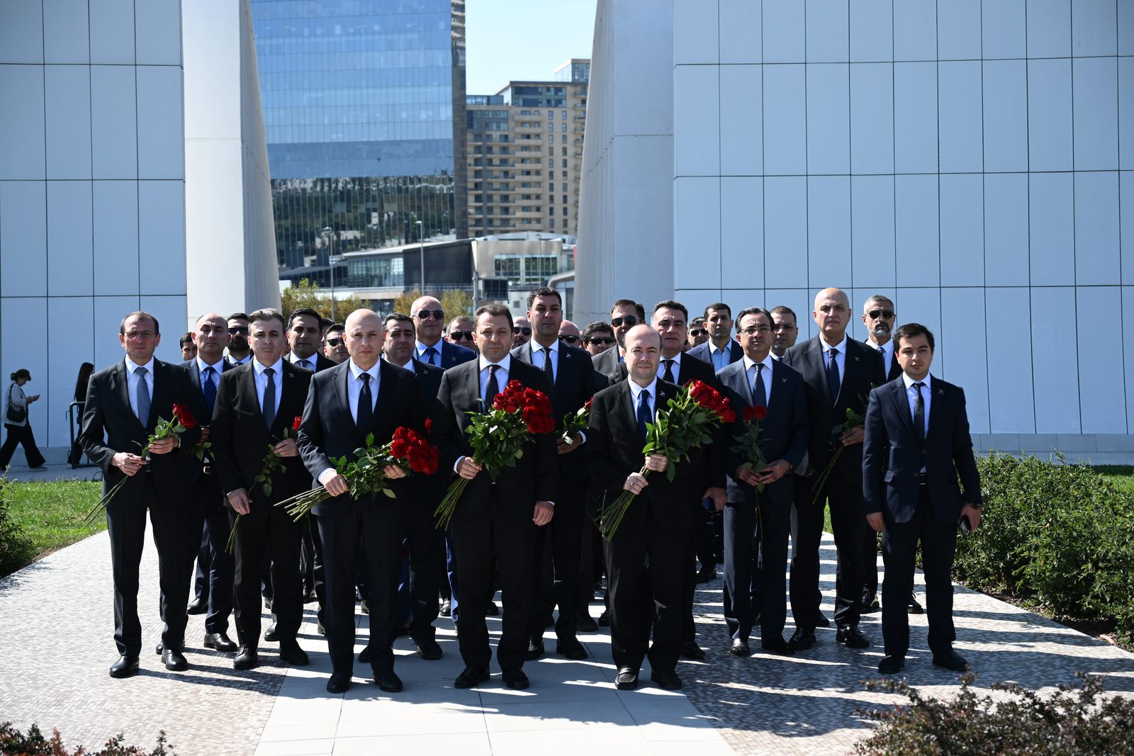 XİN-in rəhbər heyəti Zəfər Parkını ziyarət edib