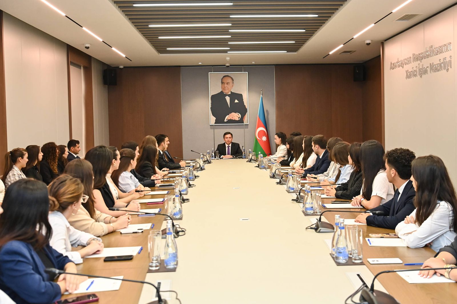 Yalçın Rəfiyev IV “Maarifçi” tələbə-məzun proqramının iştirakçıları ilə görüşüb